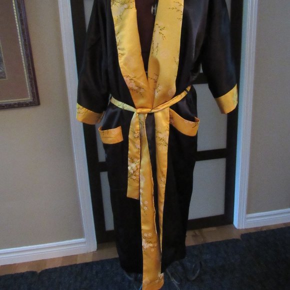 GOLDEN DRAGON REVERSIBLE 2 PLY ROBE. SIZE MEDIUM. - Picture 2 of 8